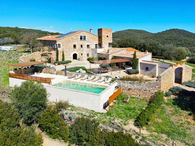 Magnifique propriété nichée à Montnegre au nord de l'Espagne