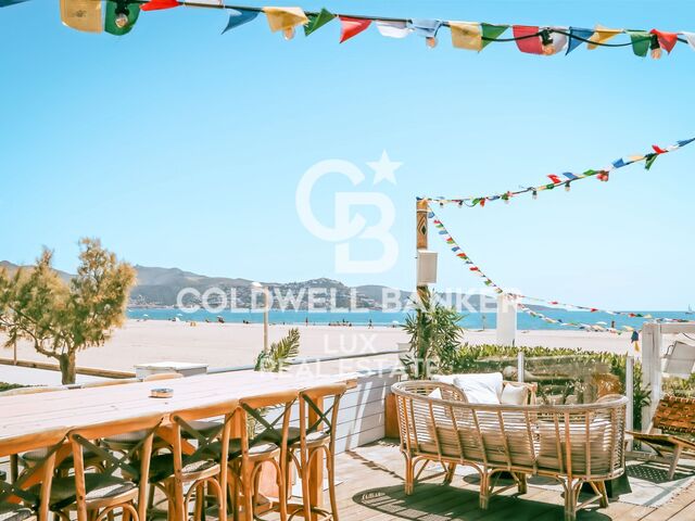 A distinctive restaurant-bar on the beachfront