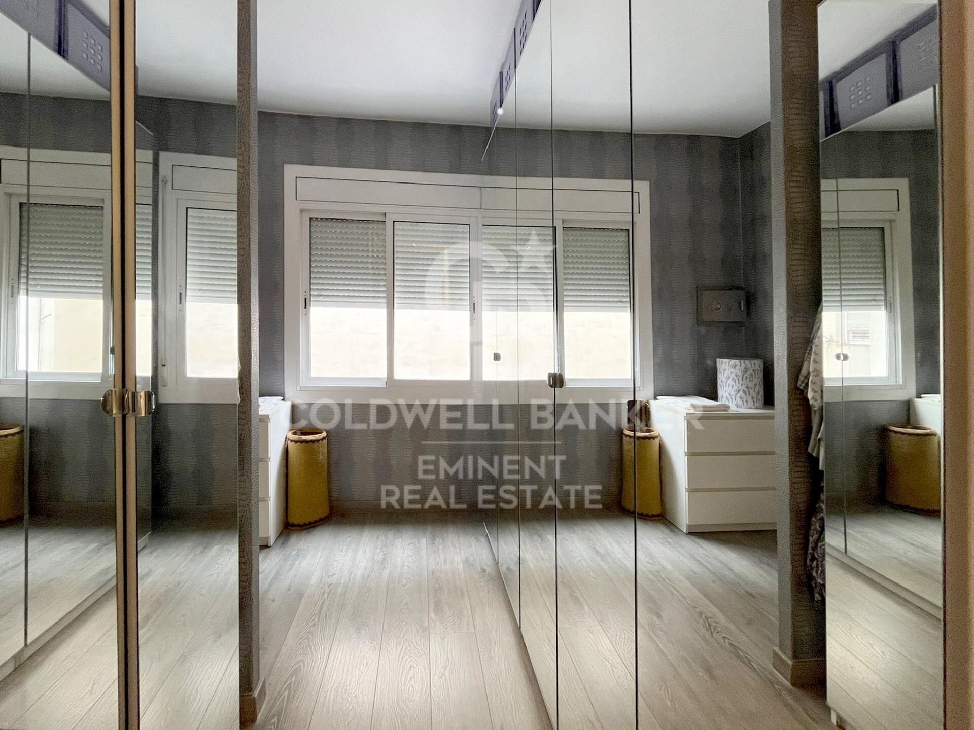 Ruhige Wohnung im fünften Stock mit Aufzug, gelegen an der Avenida Sarrià