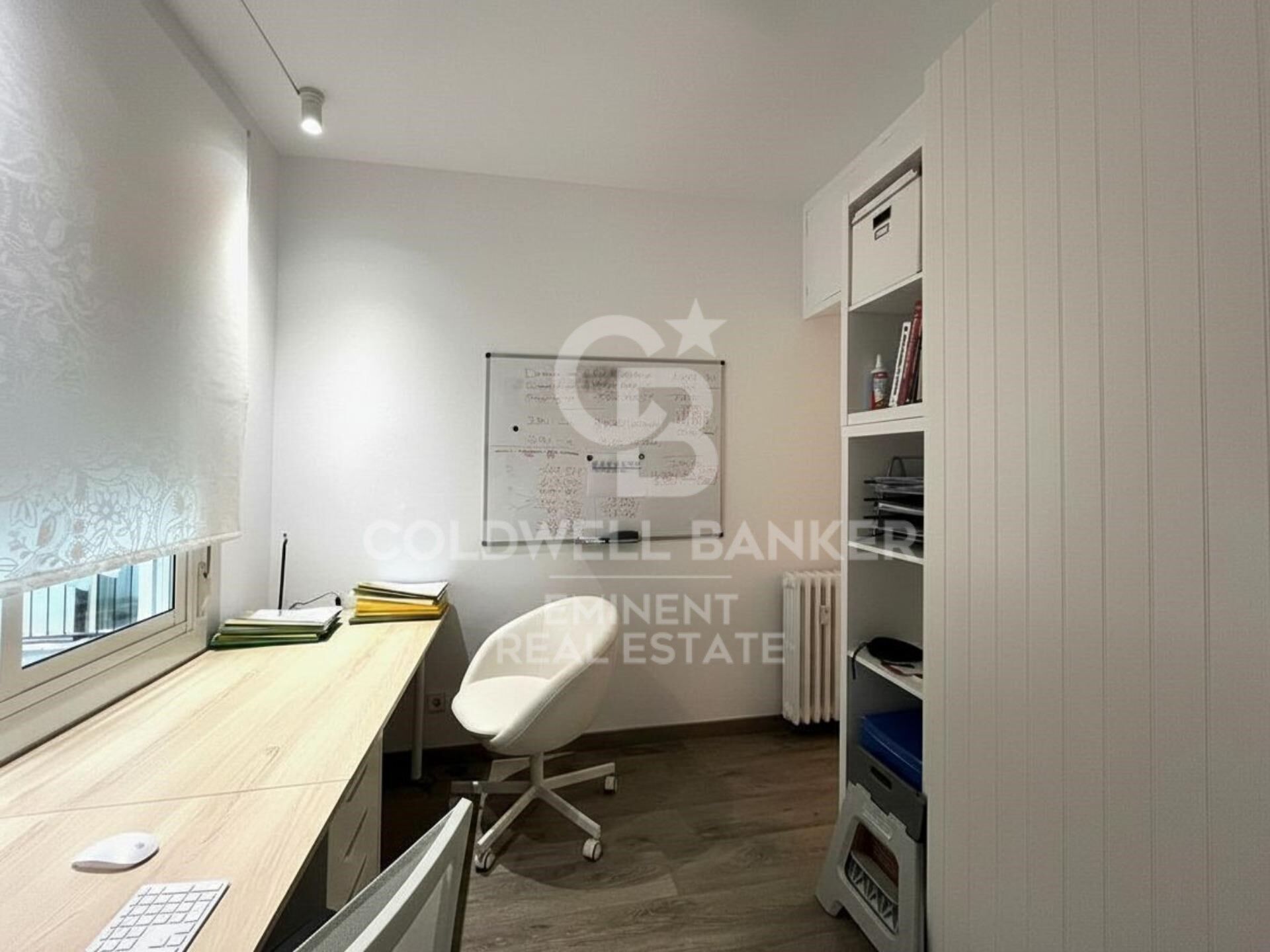 Ruhige Wohnung im fünften Stock mit Aufzug, gelegen an der Avenida Sarrià