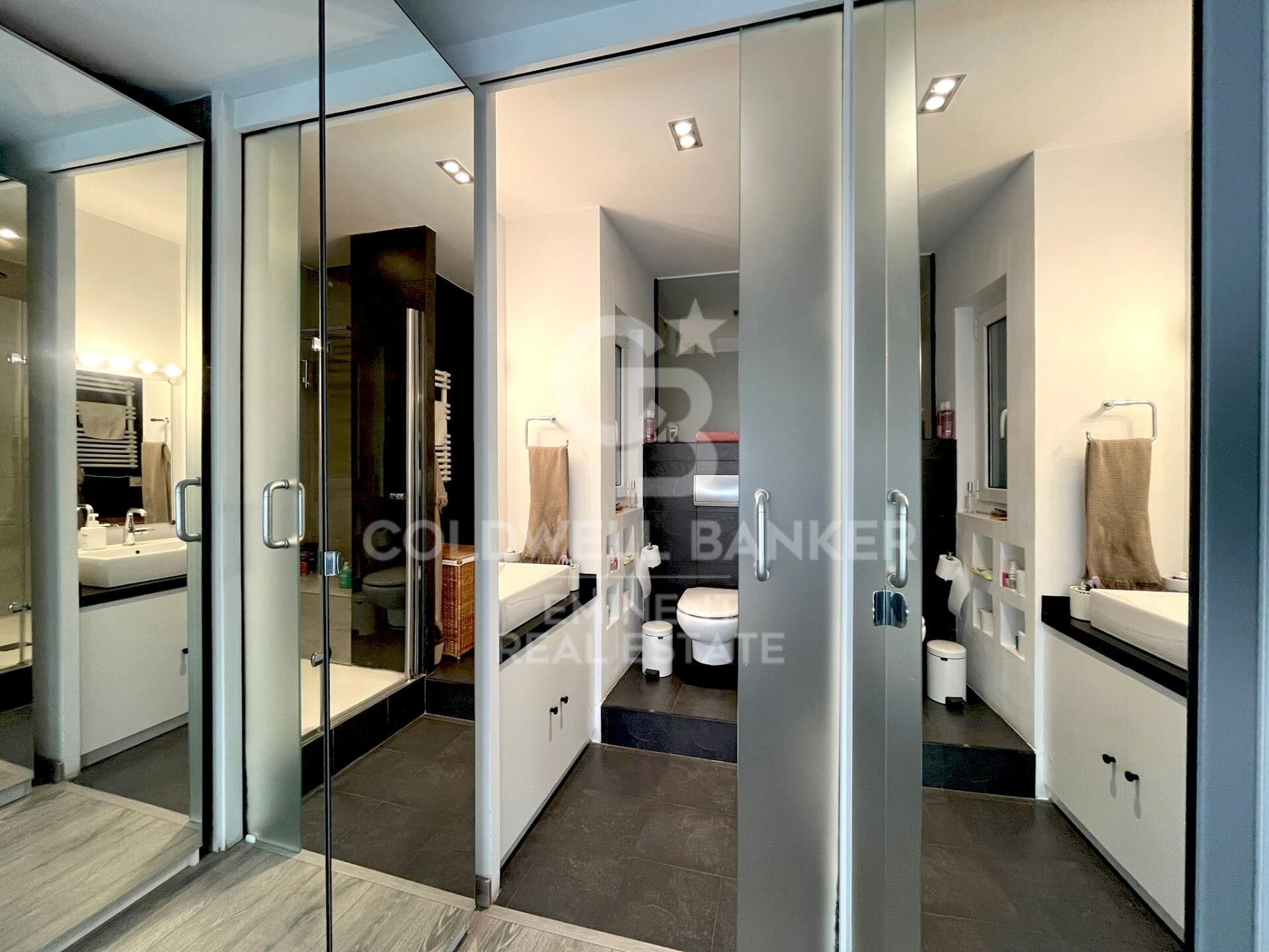 Quiet fifth-floor flat with lift, located on Avenida Sarrià