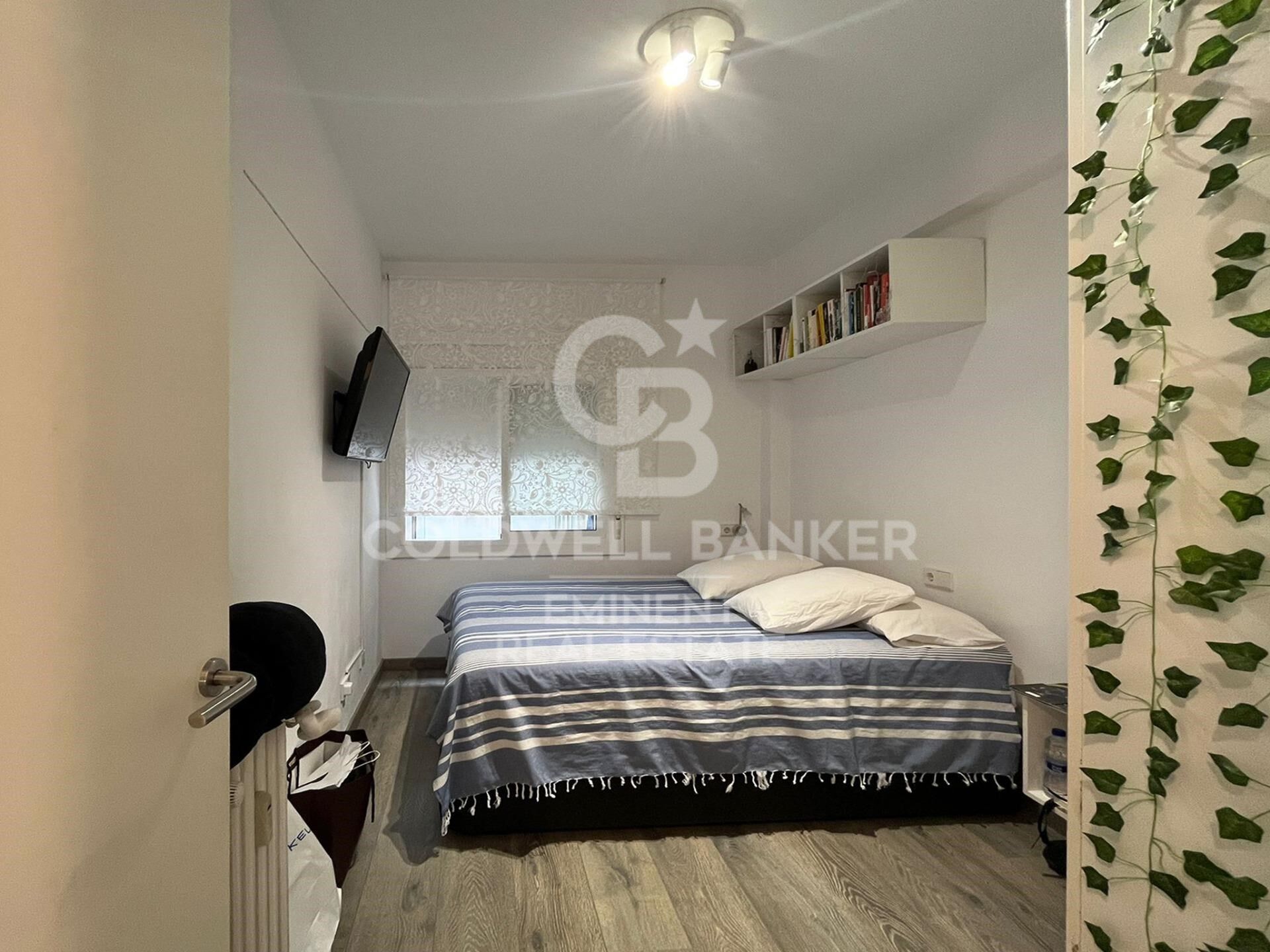 Quiet fifth-floor flat with lift, located on Avenida Sarrià