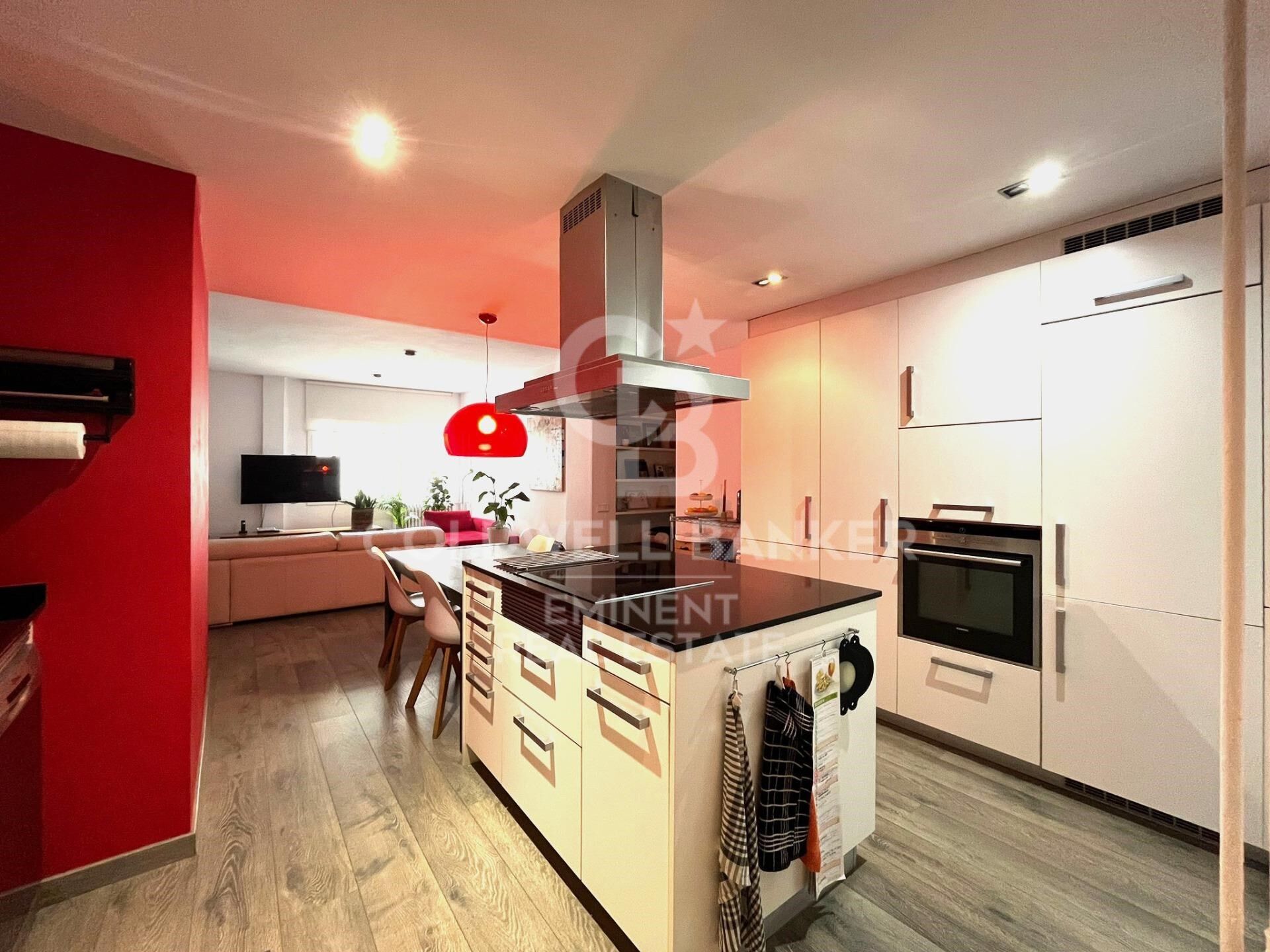 Appartement calme au cinquième étage avec ascenseur, situé sur l'Avenida Sarrià