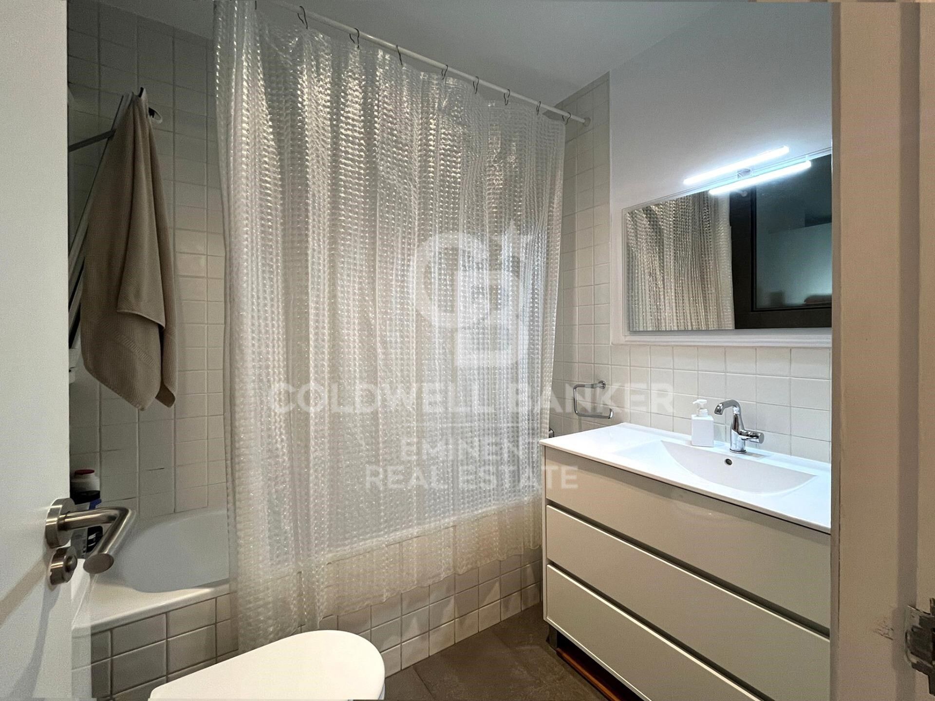 Appartement calme au cinquième étage avec ascenseur, situé sur l'Avenida Sarrià