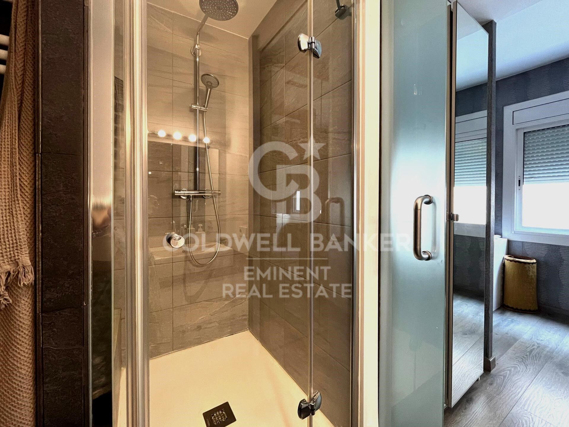 Appartement calme au cinquième étage avec ascenseur, situé sur l'Avenida Sarrià