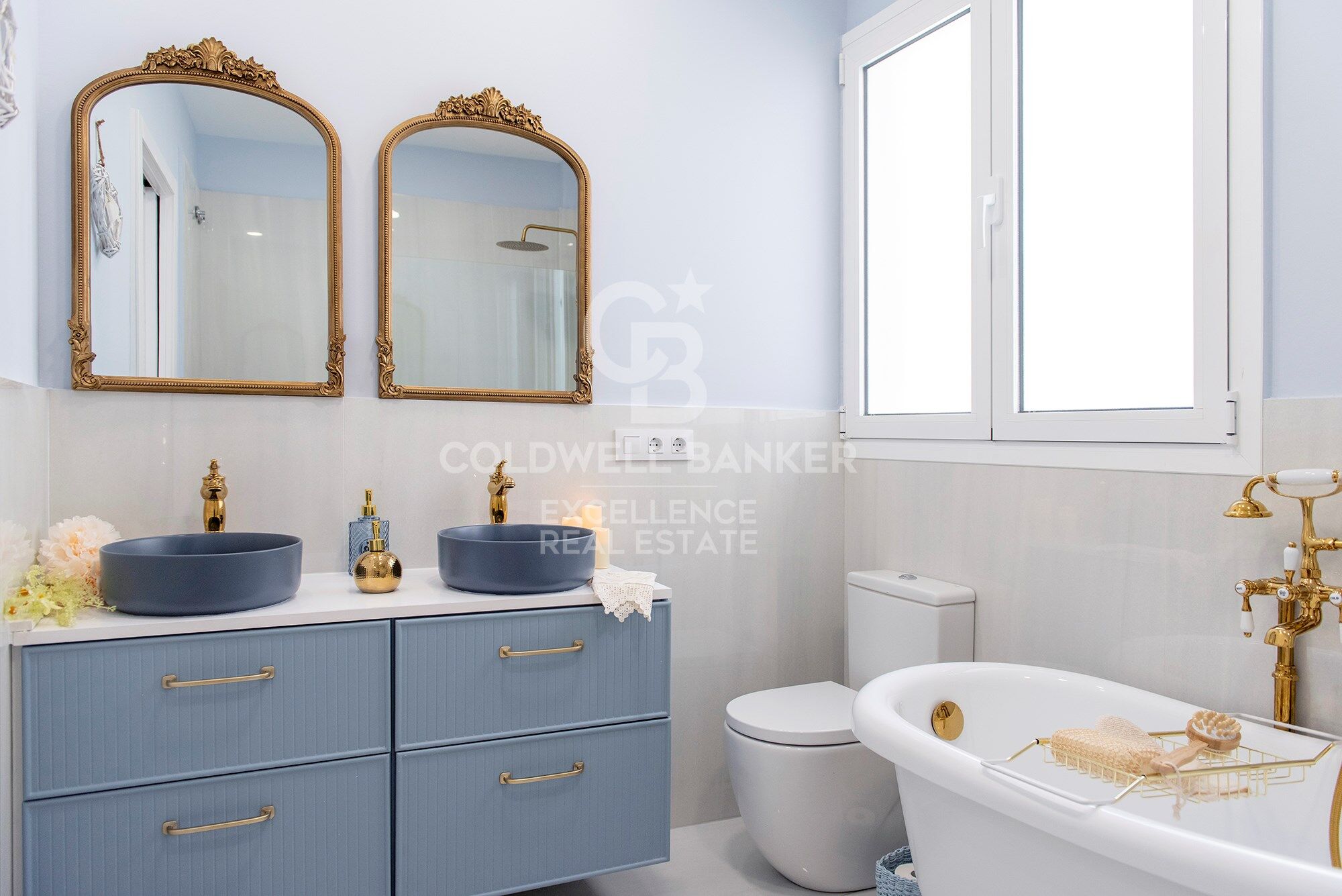 Appartement de luxe rénové et situé au centre dans un immeuble majestueux