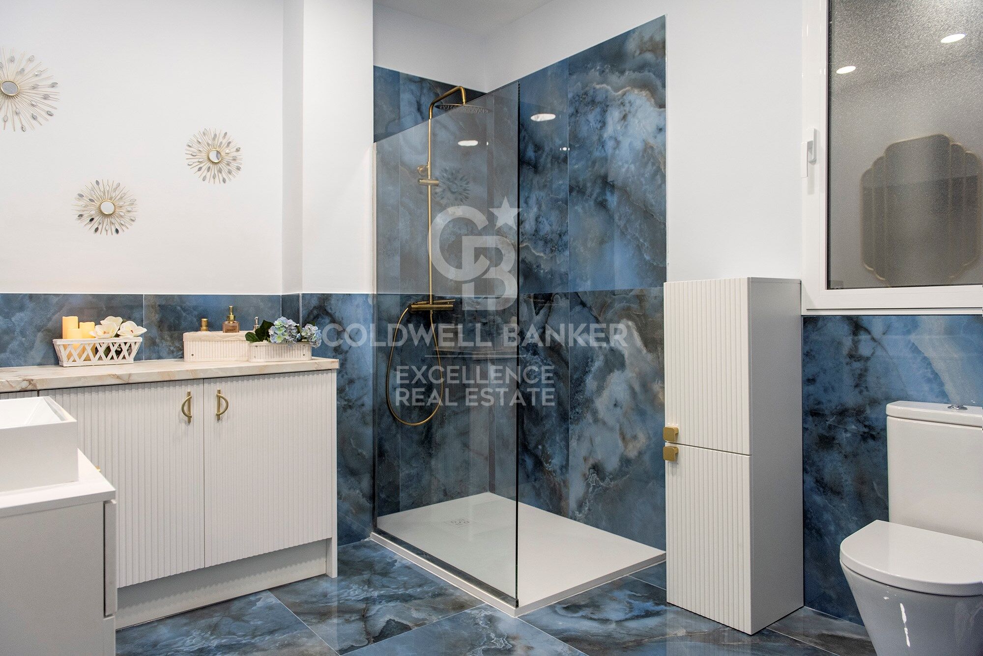 Appartement de luxe rénové et situé au centre dans un immeuble majestueux