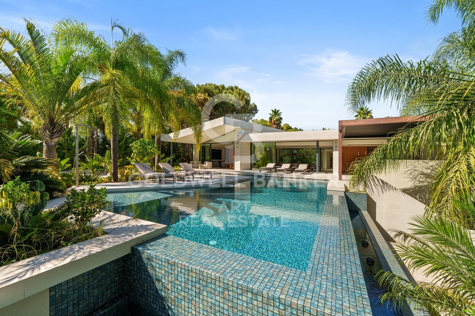 Elegancia moderna en Marbella Este - villa contemporánea en Las Chapas