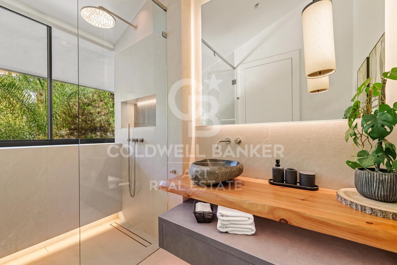 Elegancia moderna en Marbella Este - villa contemporánea en Las Chapas