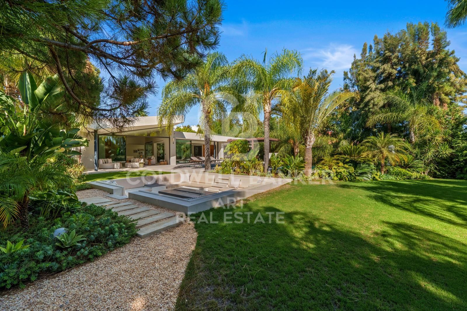 Elegancia moderna en Marbella Este - villa contemporánea en Las Chapas