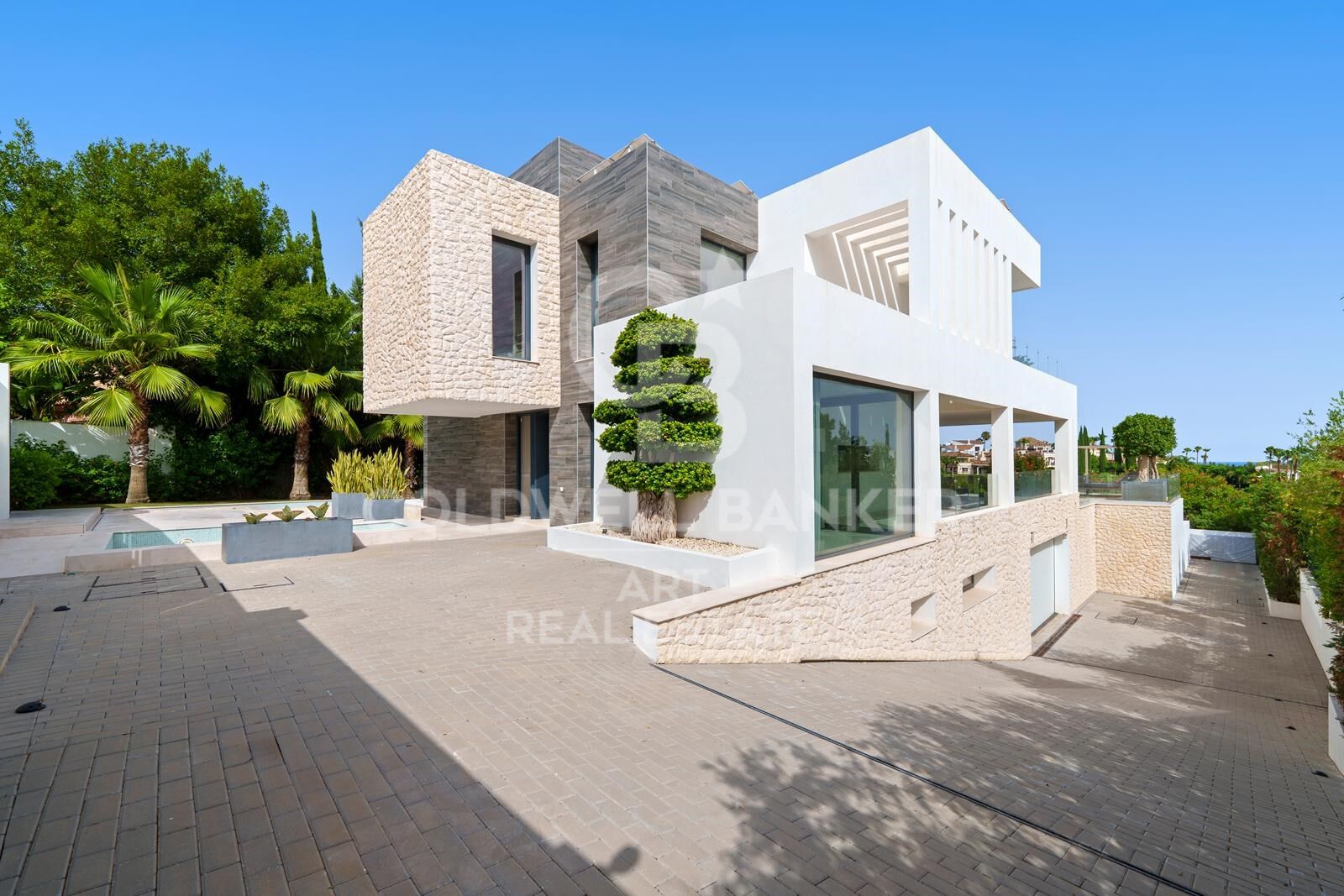 A contemporary masterpiece in frontline golf in the heart of Nueva Andalucía, Marbella