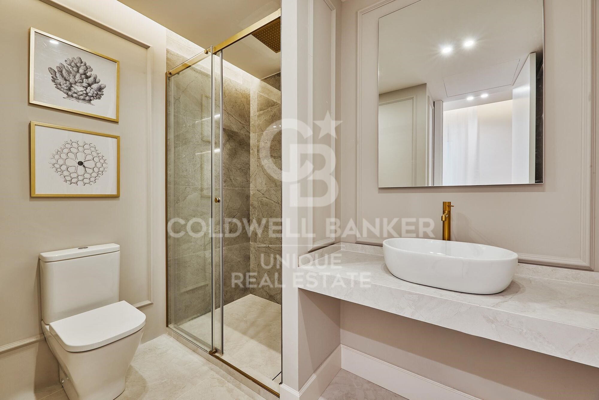 Exclusive renovated 5-bedroom exterior flat in Castellana, Madrid