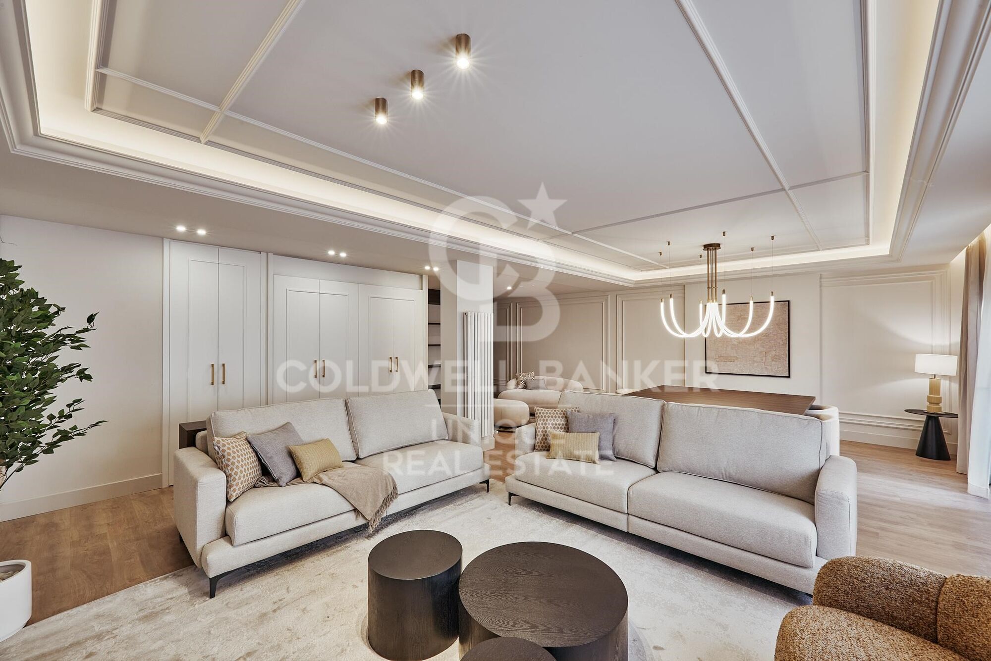 Exclusive renovated 5-bedroom exterior flat in Castellana, Madrid