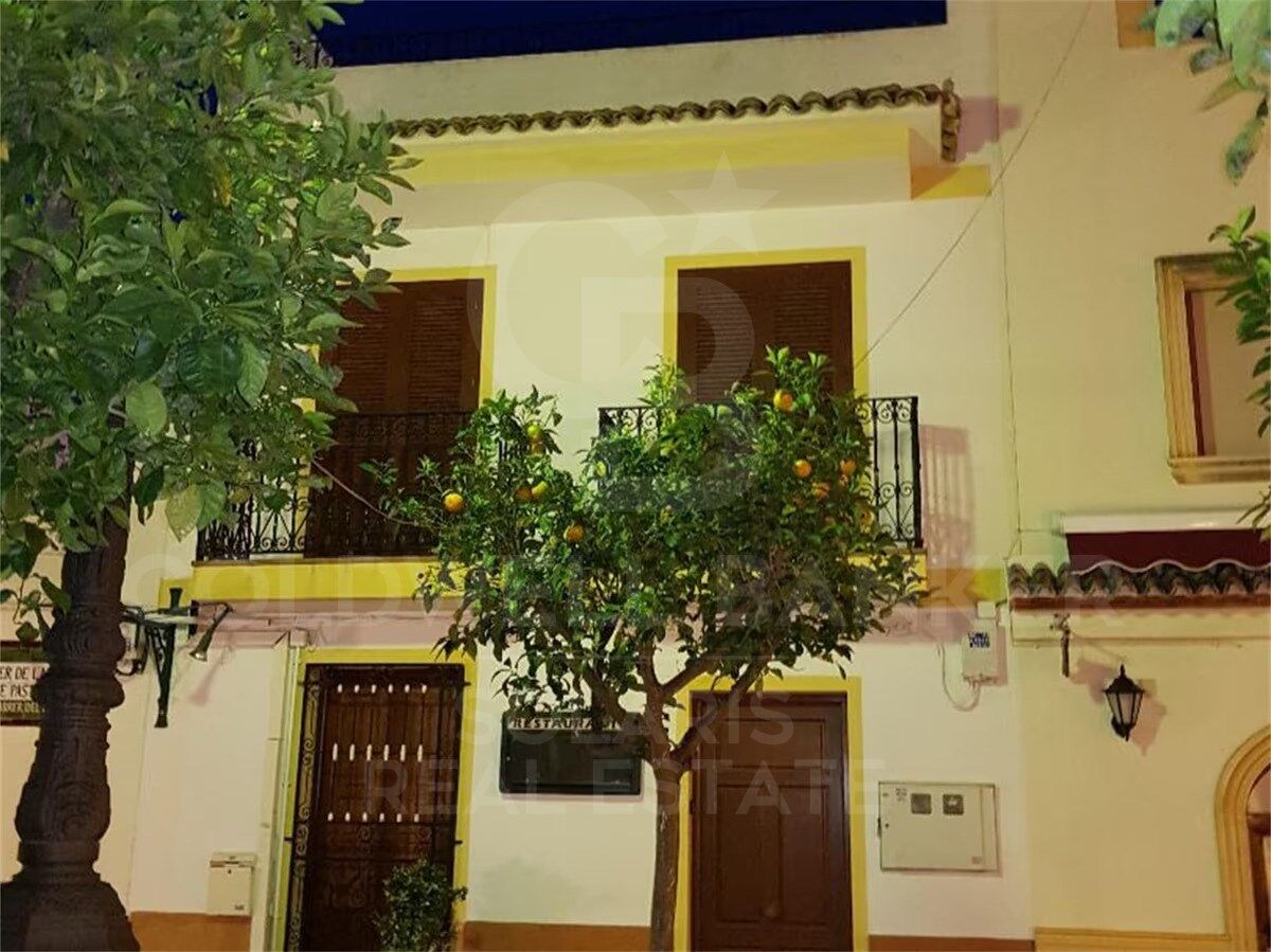 Gran Oportunidad de Inversión: Casa Adosada con Encanto en el Casco Antiguo de Calpe