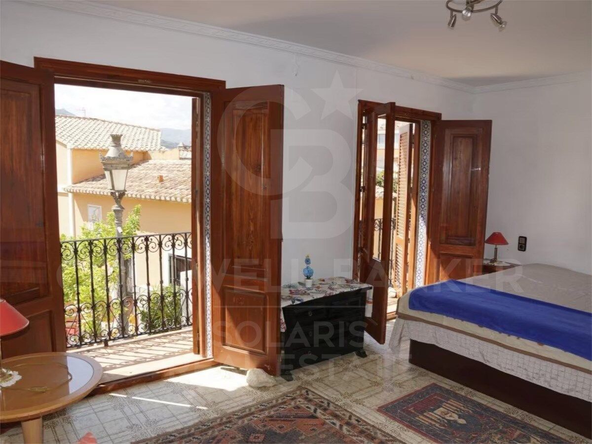 Gran Oportunidad de Inversión: Casa Adosada con Encanto en el Casco Antiguo de Calpe