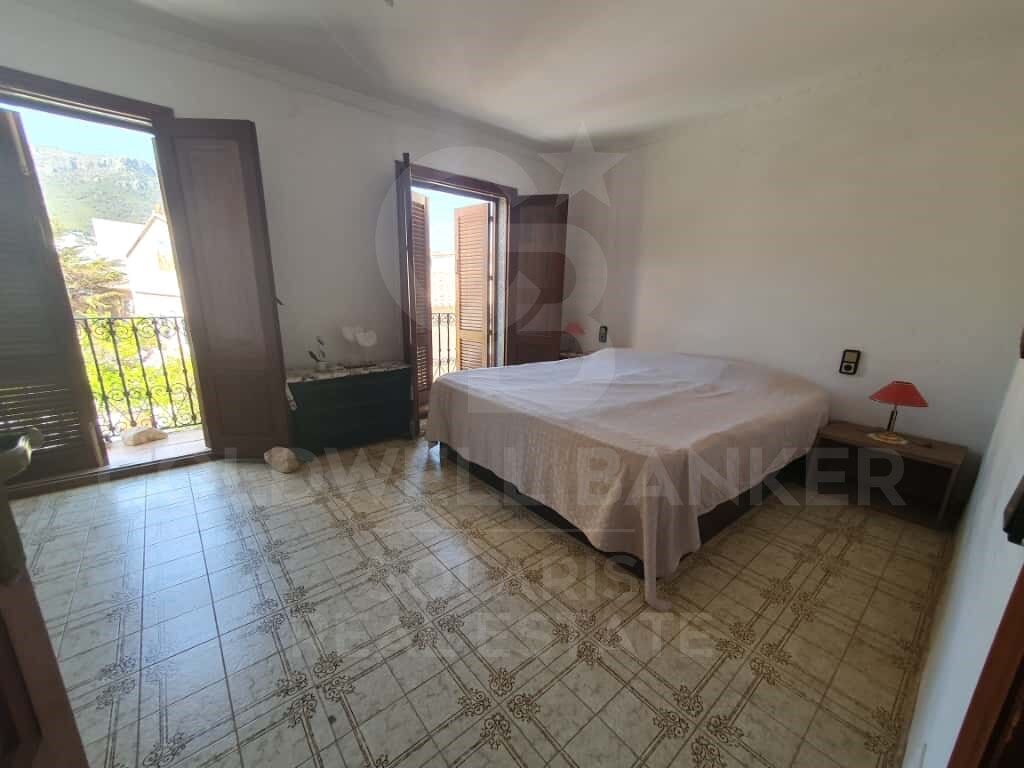 Gran Oportunidad de Inversión: Casa Adosada con Encanto en el Casco Antiguo de Calpe