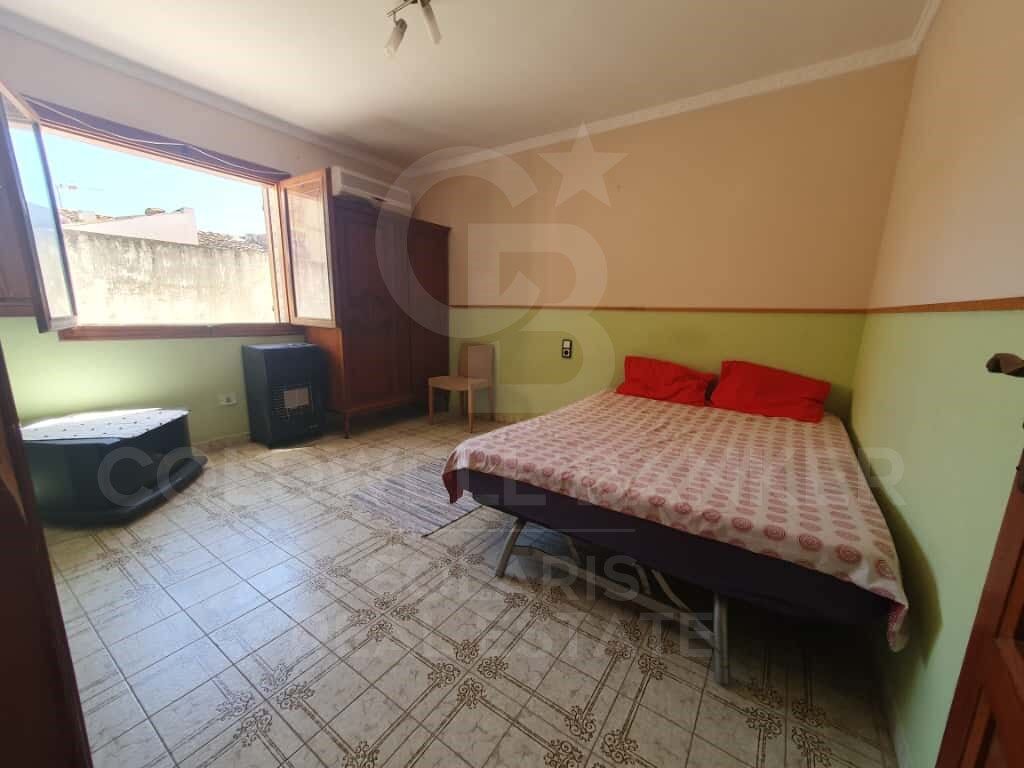 Gran Oportunidad de Inversión: Casa Adosada con Encanto en el Casco Antiguo de Calpe