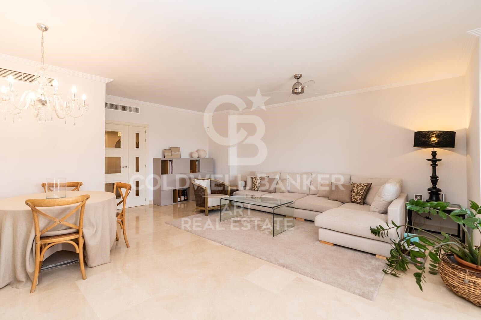 Apartamento frontal al mar con gran terraza y ubicación privilegiada en Estepona