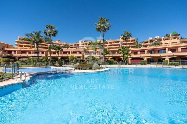 Apartment in erster Meereslinie mit großer Terrasse und Top-Lage in Estepona