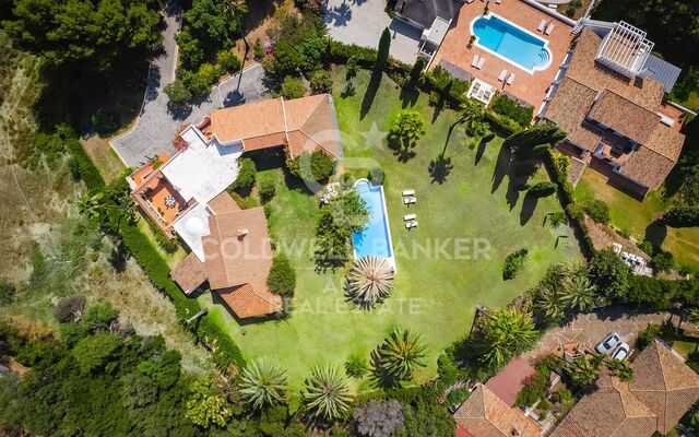 Elegant Andalusian villa with sea views and investment potential in Benahavís