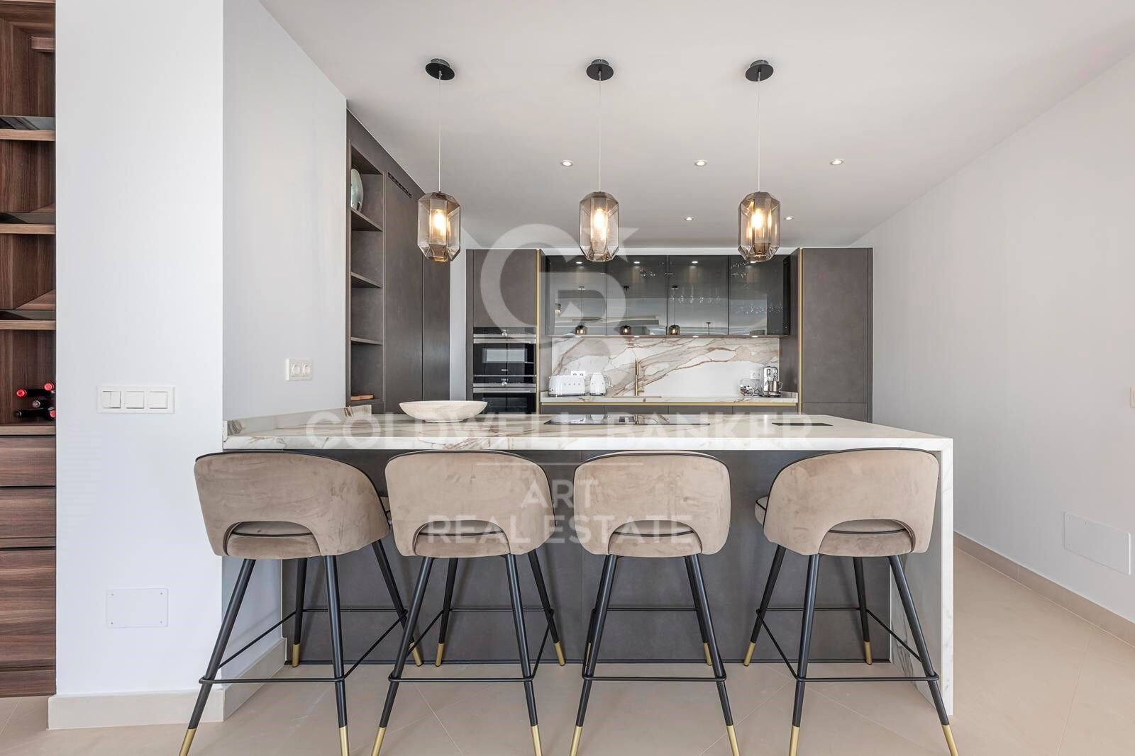 Elegant Coastal Living in Marbella's Golden Mile