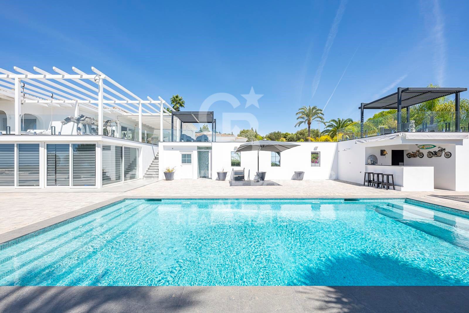 Moderne Mittelmeervilla mit Meerblick in Elviria, Marbella Ost