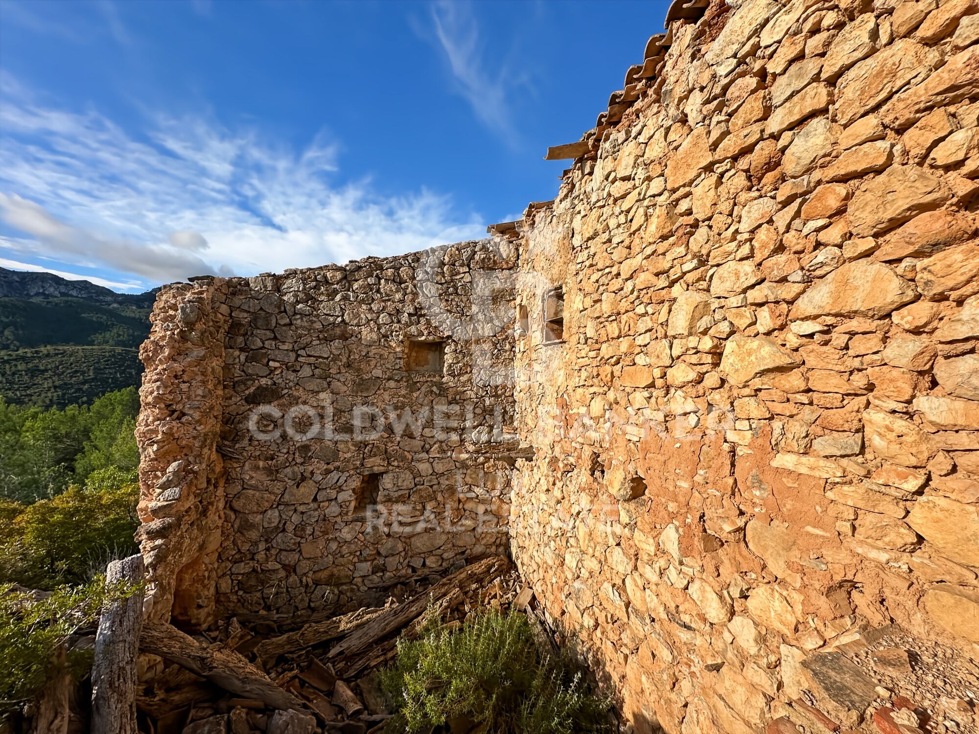 Opportunity in Pratdip, Costa Dorada: estate of almost 28 hectares with a farmhouse dating back to 1900
