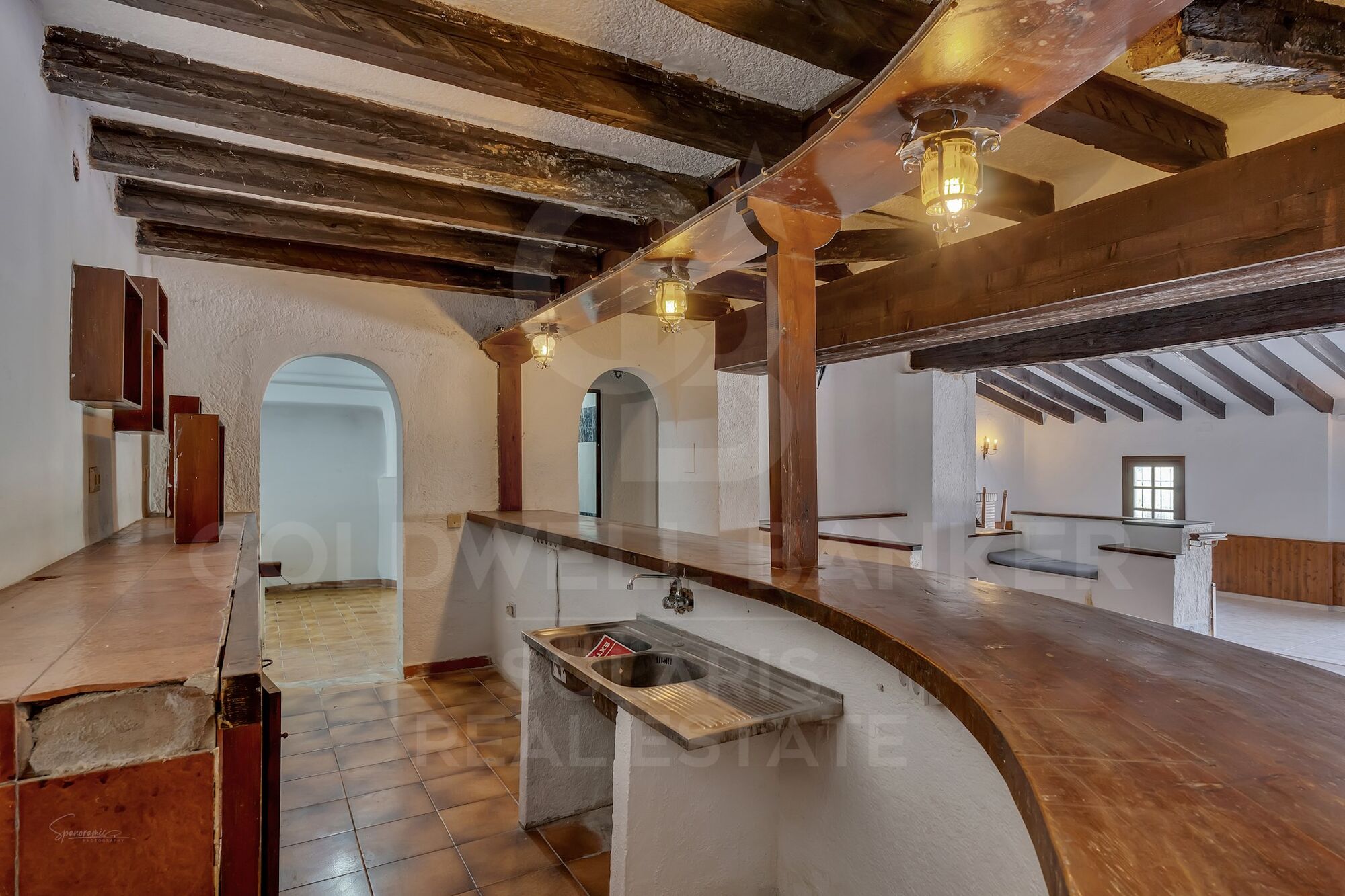 Propriété commerciale exclusive avec un grand parking et une vie adjacente