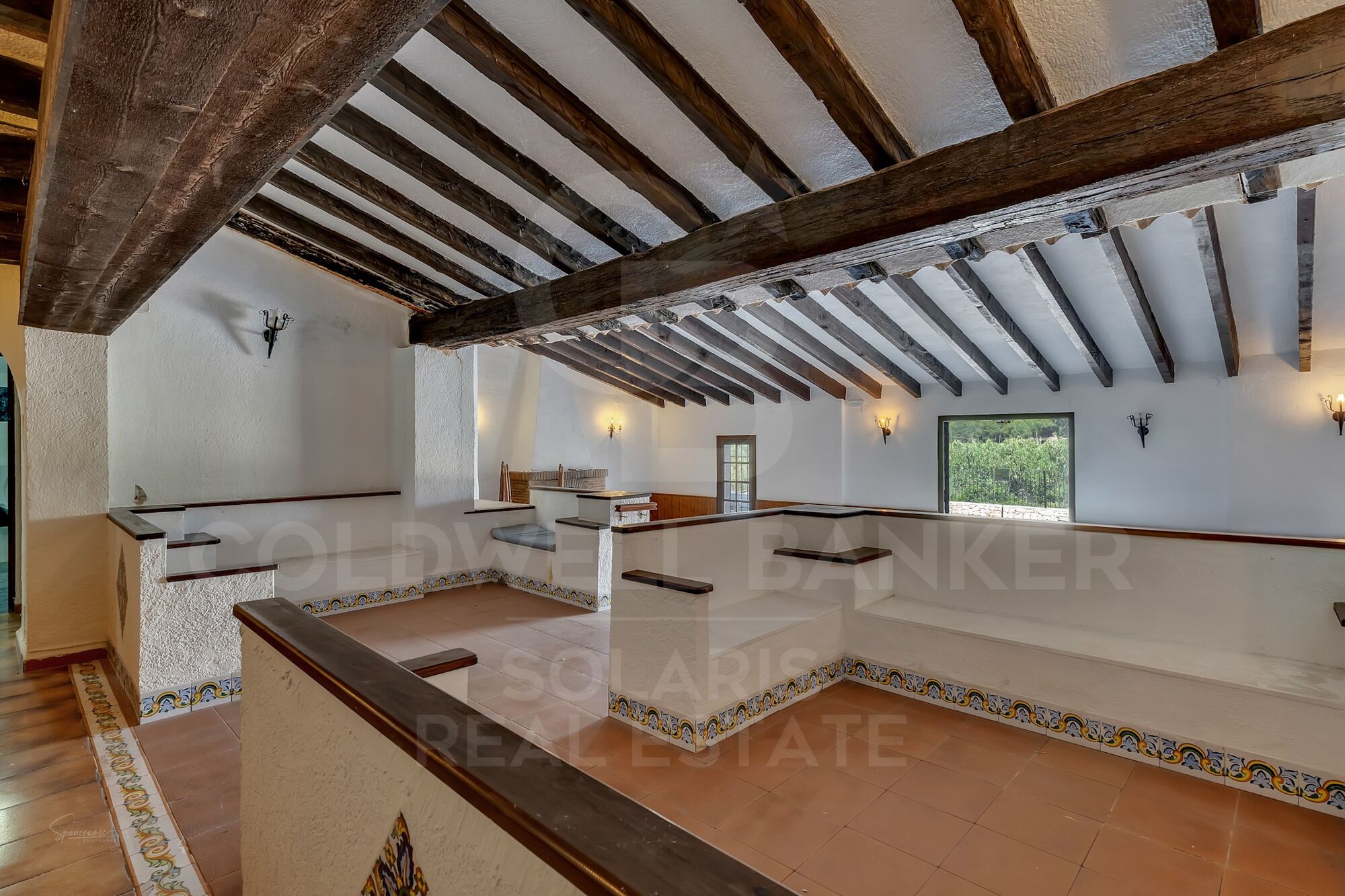 Exklusive Gewerbeimmobilie mit ausreichend Parkplätzen und angrenzendem Wohnen