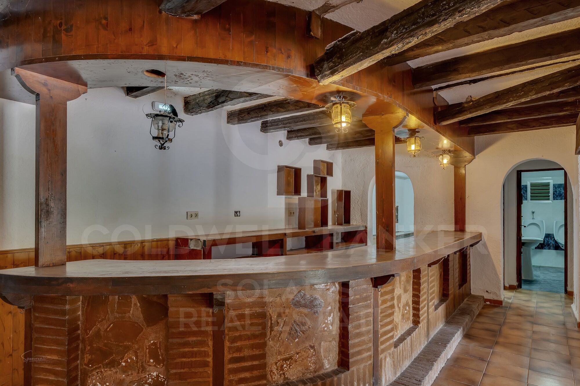 Exklusive Gewerbeimmobilie mit ausreichend Parkplätzen und angrenzendem Wohnen