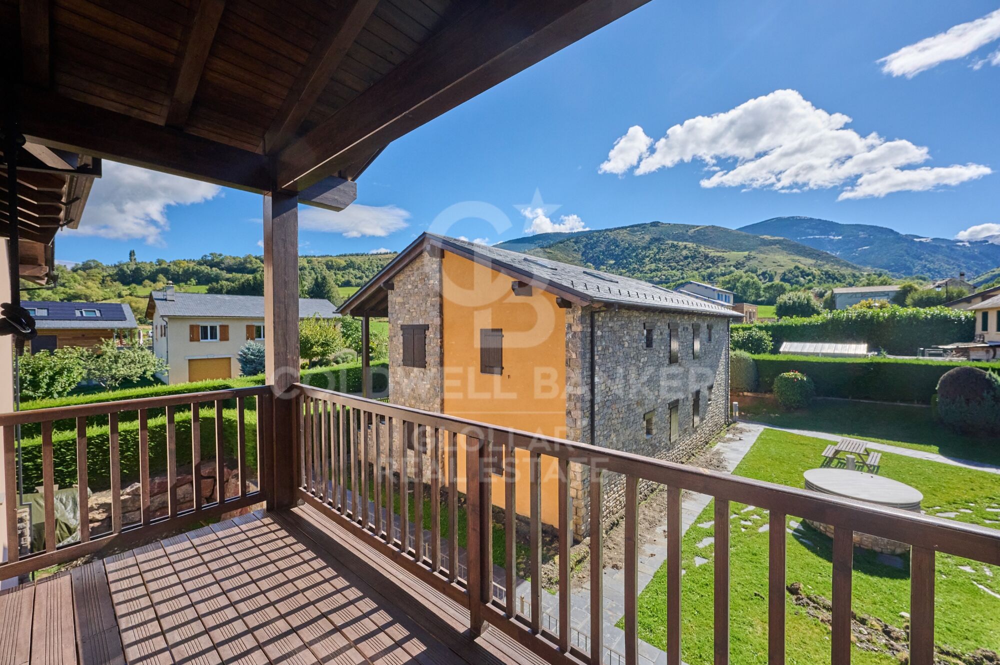 Encantador ático con terraza y vistas en Err.