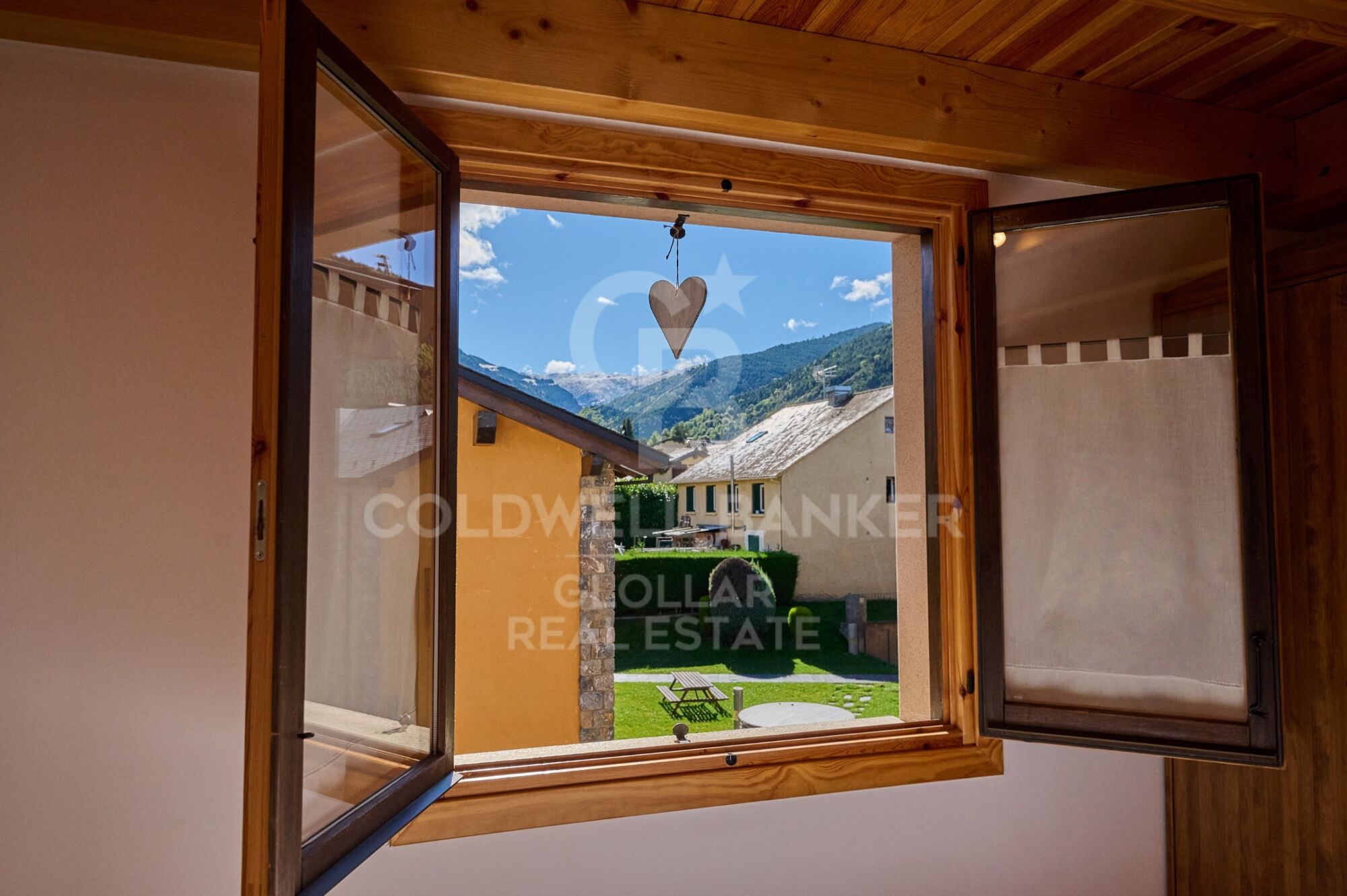 Encantador ático con terraza y vistas en Err.