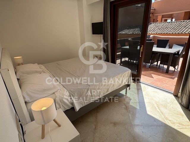 Elegante apartamento en una prestigiosa urbanización de playa, New Golden Mile, Estepona