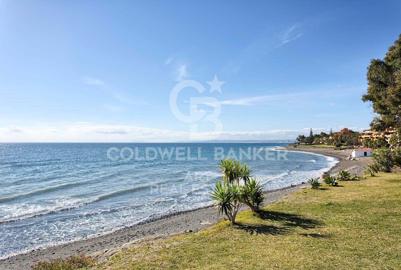 Elegant 2-bedroom apartment in prestigious beach urbanization, New Golden Mile, Estepona