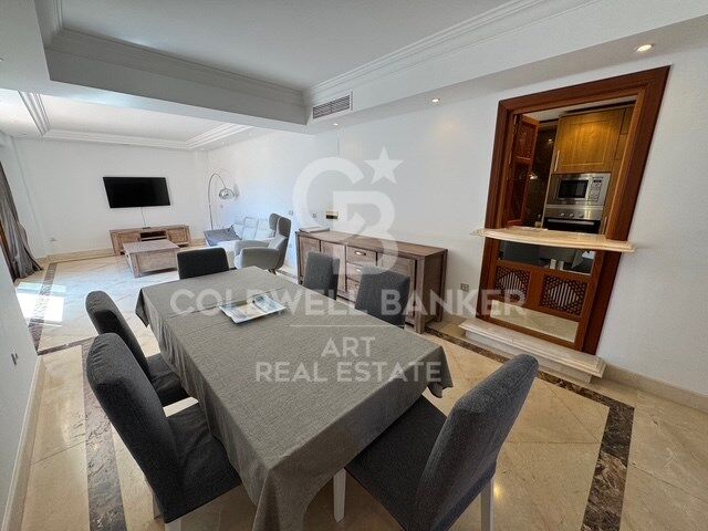 Elegante apartamento en una prestigiosa urbanización de playa, New Golden Mile, Estepona