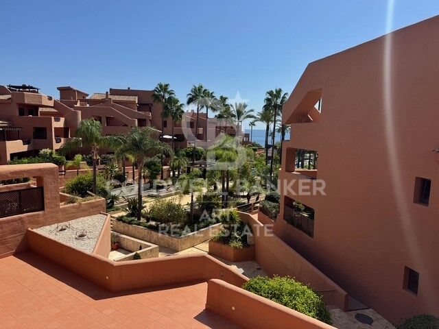 Elegant 2-bedroom apartment in prestigious beach urbanization, New Golden Mile, Estepona