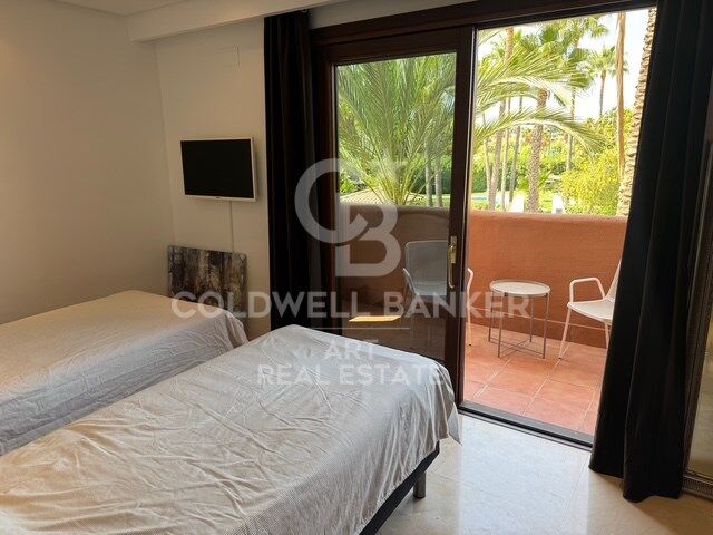 Elegant 2-bedroom apartment in prestigious beach urbanization, New Golden Mile, Estepona