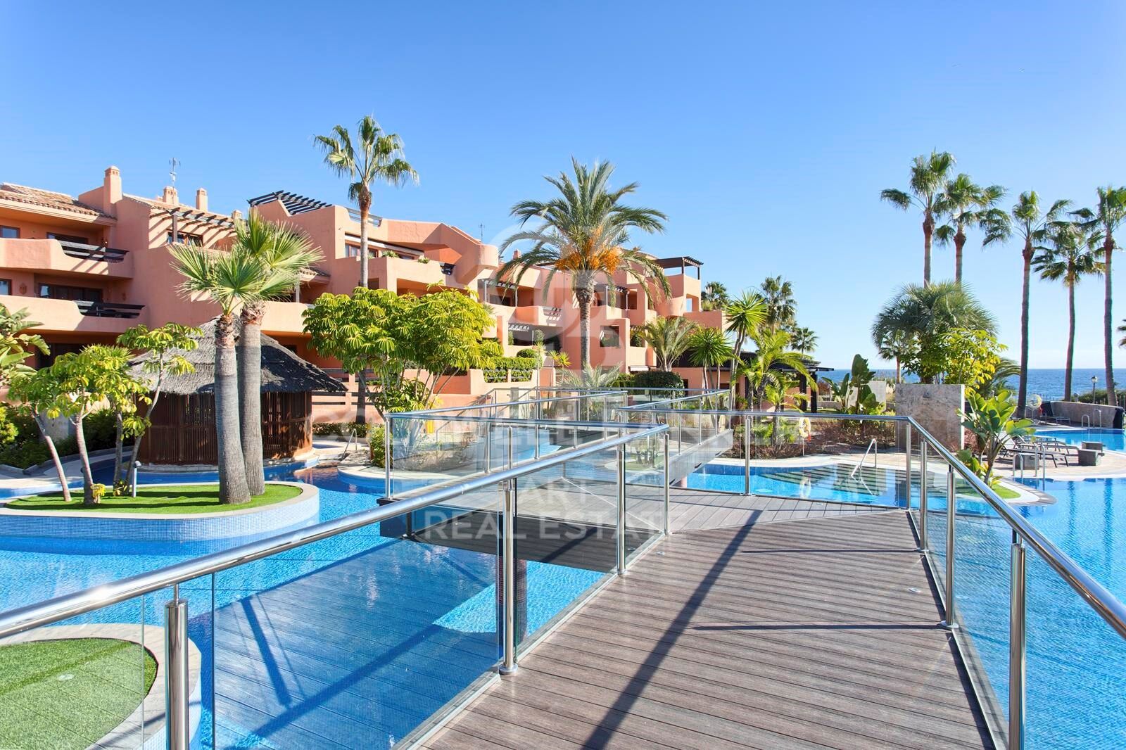 Elegant 2-bedroom apartment in prestigious beach urbanization, New Golden Mile, Estepona
