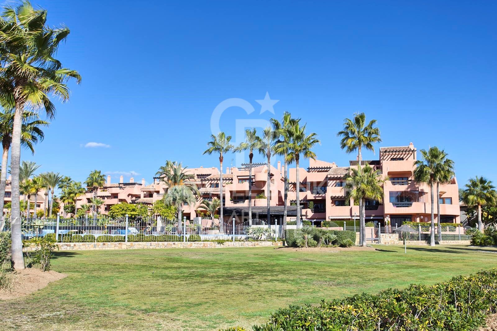 Elegant 2-bedroom apartment in prestigious beach urbanization, New Golden Mile, Estepona