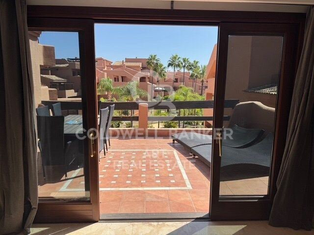 Elegant 2-bedroom apartment in prestigious beach urbanization, New Golden Mile, Estepona