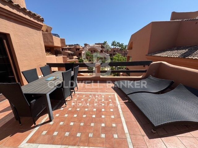 Elegante apartamento en una prestigiosa urbanización de playa, New Golden Mile, Estepona