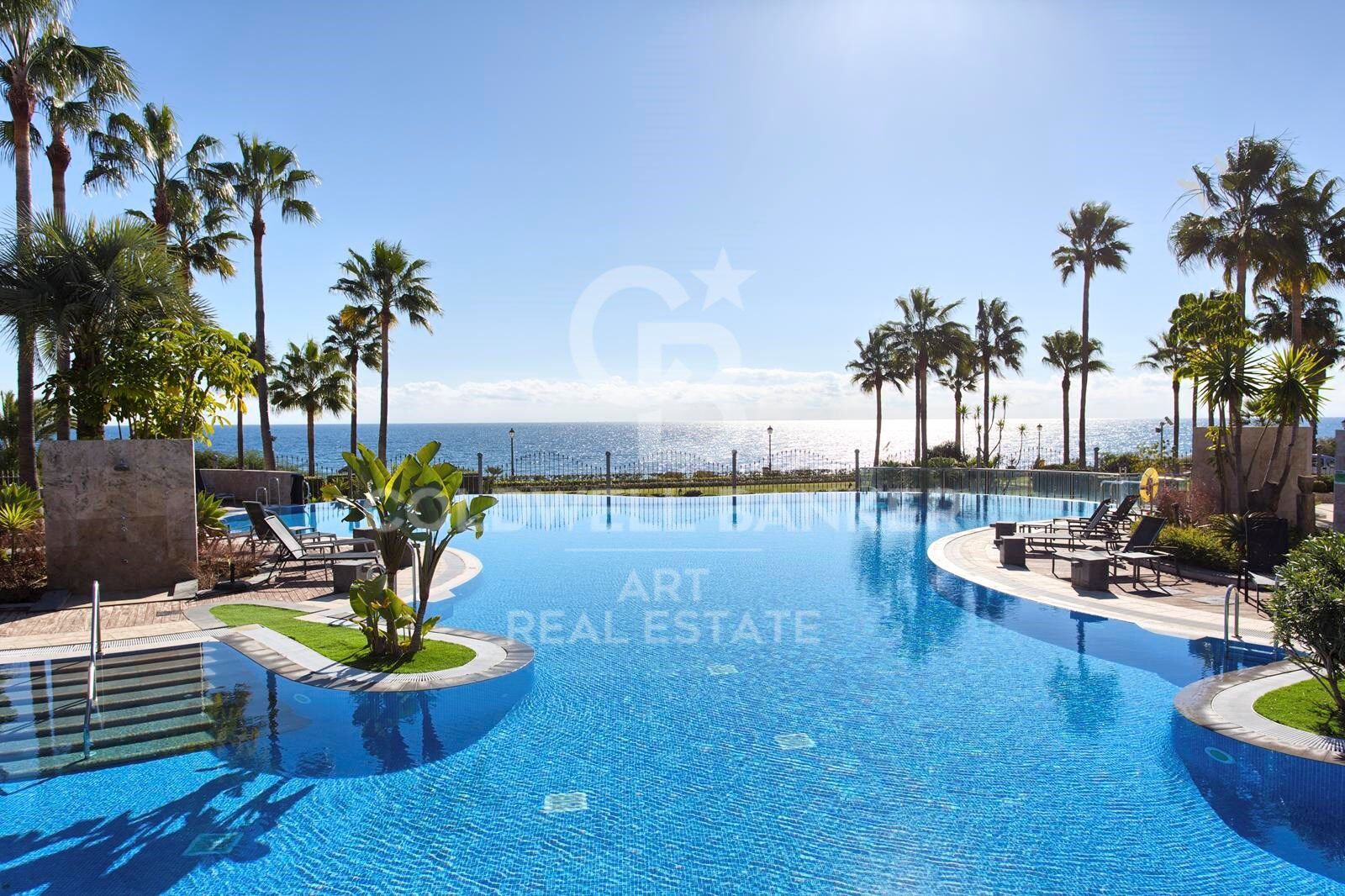 Elegante apartamento en una prestigiosa urbanización de playa, New Golden Mile, Estepona