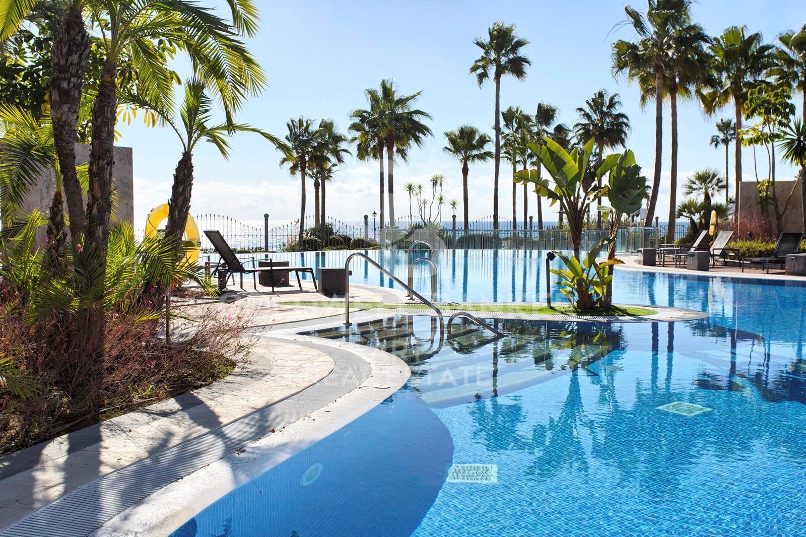 Elegante apartamento en una prestigiosa urbanización de playa, New Golden Mile, Estepona