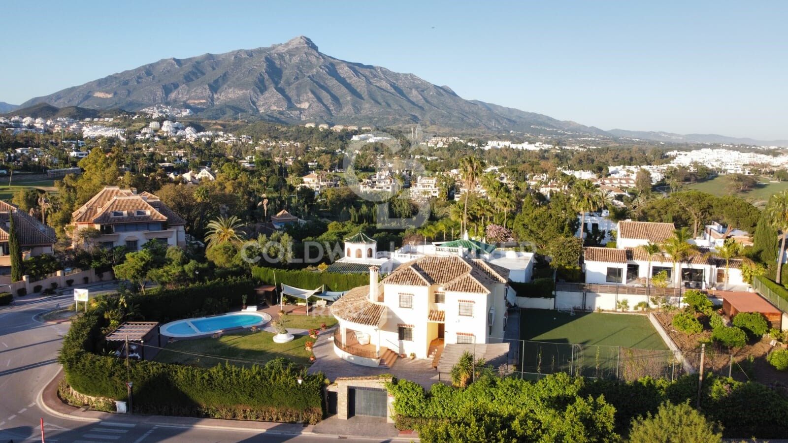Elegante Villa neben dem Golfclub Los Naranjos, Nueva Andalucía, Marbella