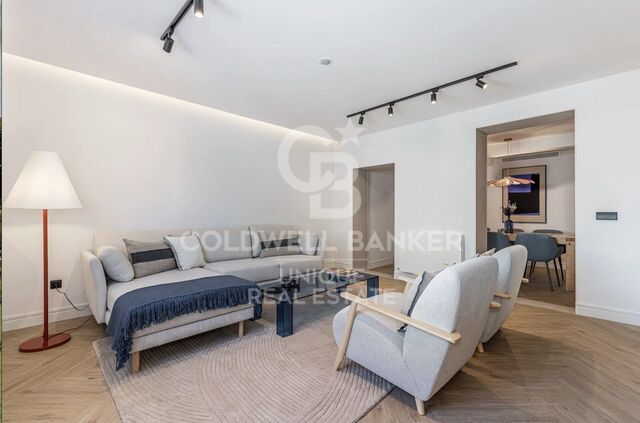 Piso reformado de 3 habitaciones en finca clásica del siglo XIX en el centro de Madrid