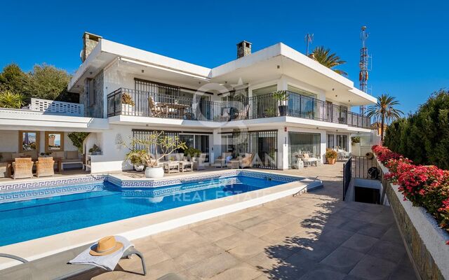 Fantástica villa con vistas panorámicas al mar - Nueva Andalucía, Marbella
