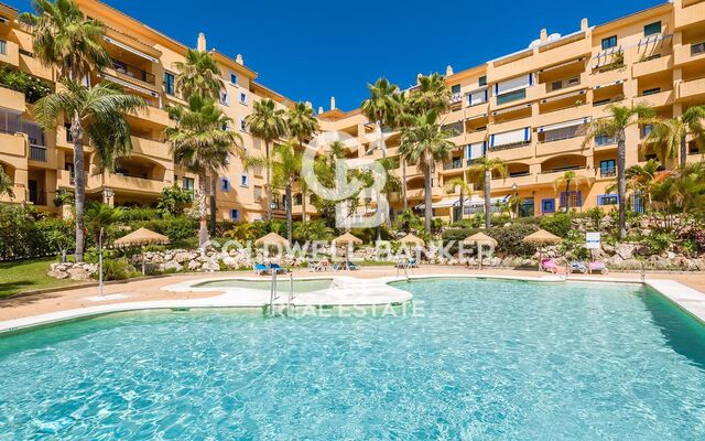 Stylish beachside apartment in prime San Pedro de Alcántara location, Marbella