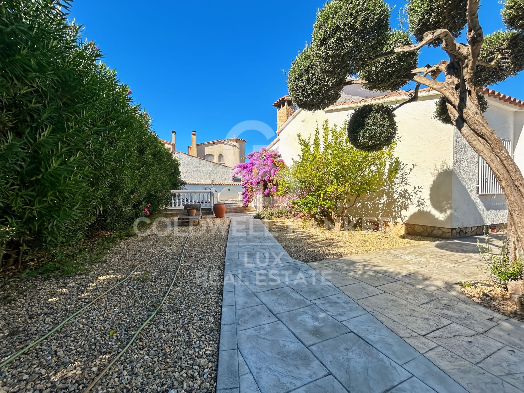 Casa con garaje y estudio independiente en Empuriabrava