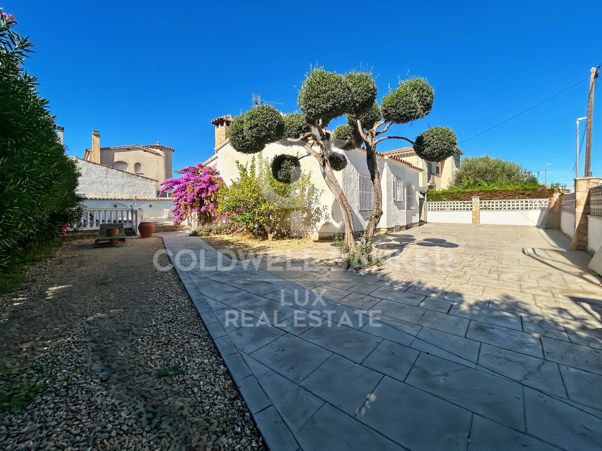 Casa con garaje y estudio independiente en Empuriabrava