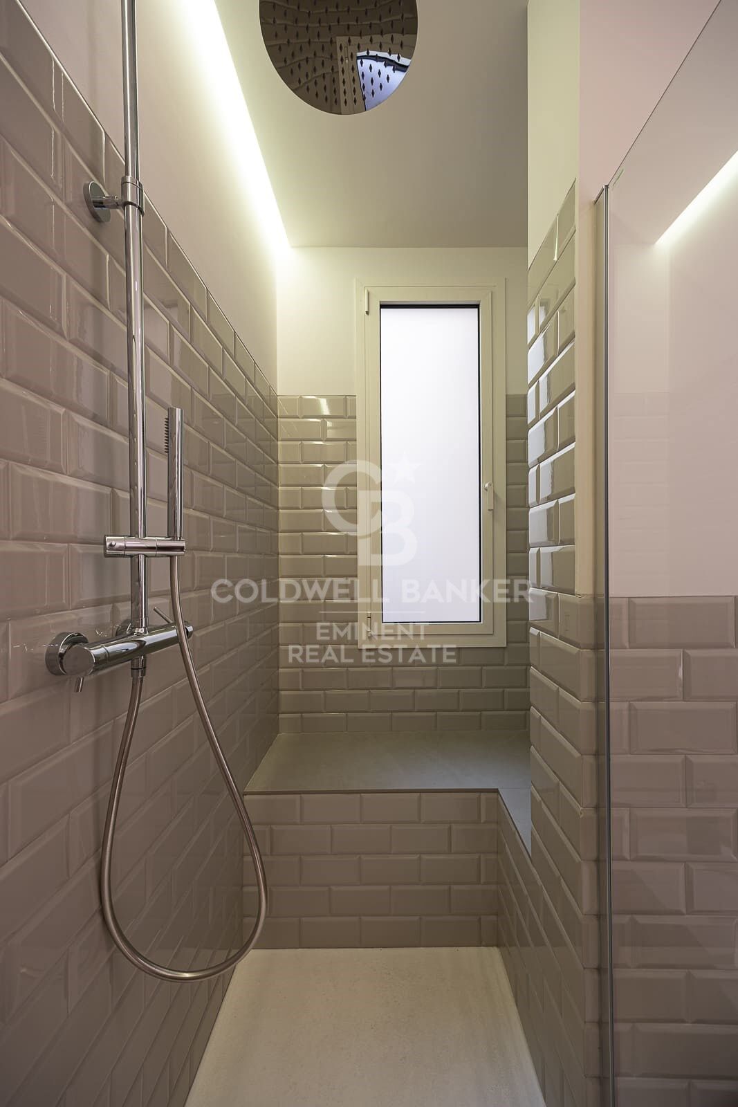 Appartement meublé alliant charme et fonctionnalité, prêt à emménager, situé rue Roger de Flor avec l'Avenida Diagonal.